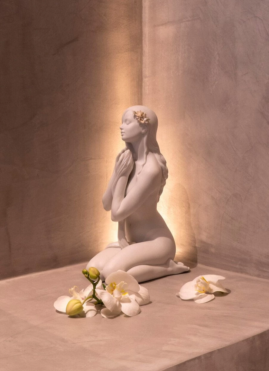 Lladró Inner Peace Woman Figurine - Elegant Porcelain Sculpture for Home Decor