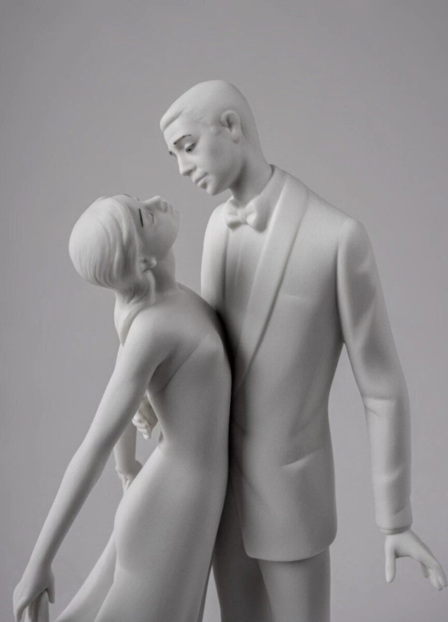 "Lladró Matte White Anniversary Figurine - Elegant Collectible Porcelain Sculpture"