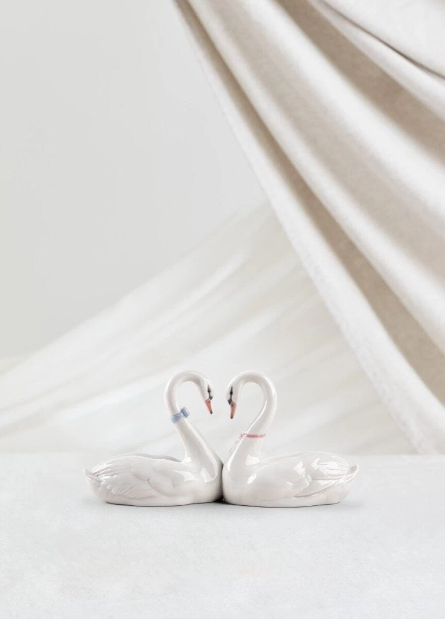 Lladró Endless Love Wedding Cake Topper - Elegant Porcelain Bride & Groom Figurine
