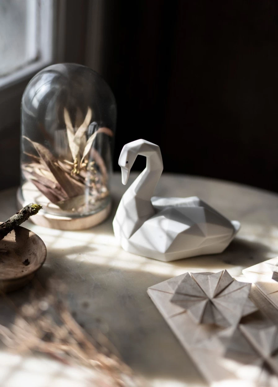 Lladró Elegant Swan Figurine - Handcrafted Porcelain Collectible Art Piece