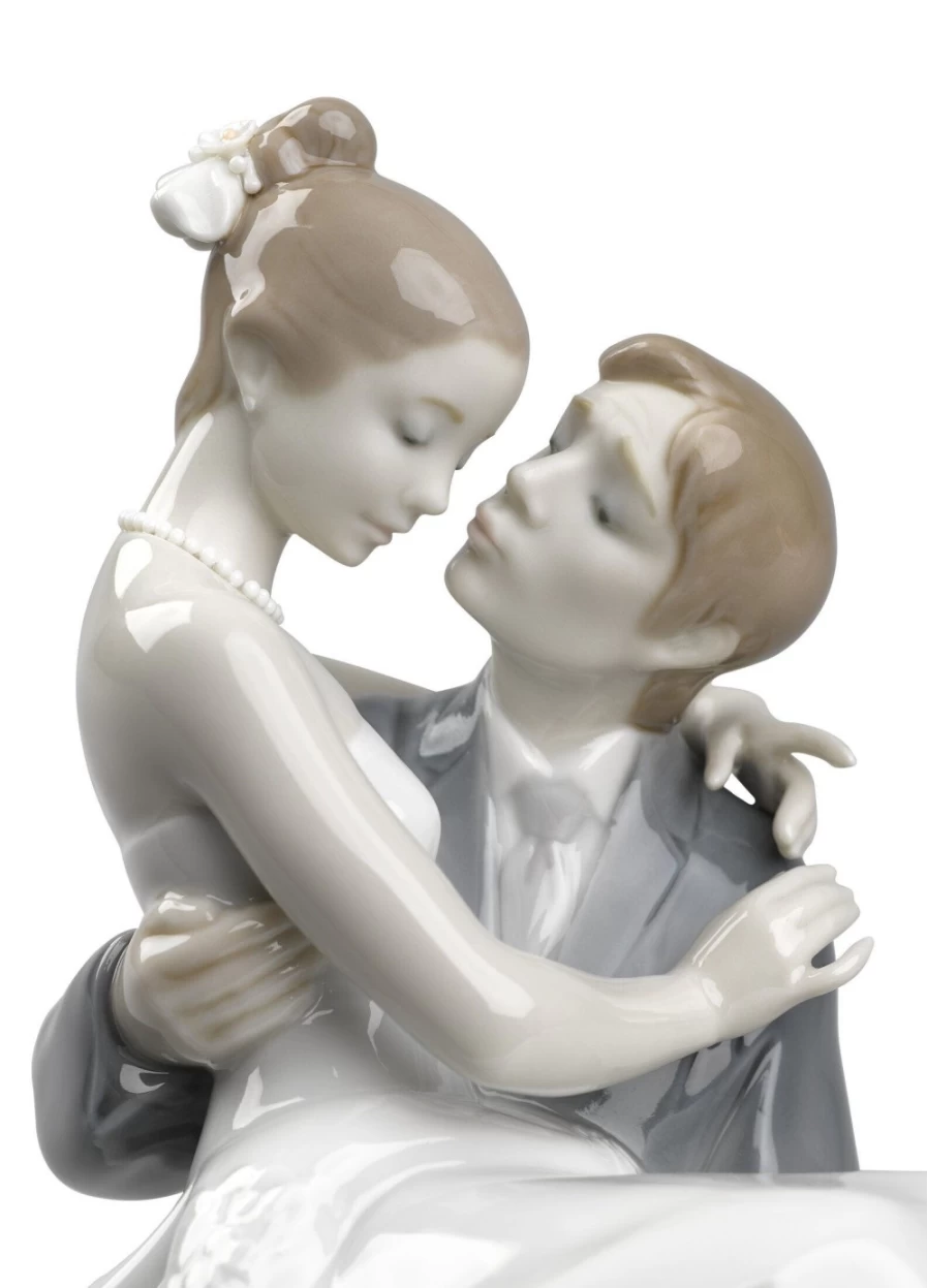 Lladró Romantic Couple Figurine - "The Happiest Day" Porcelain Sculpture Type 356