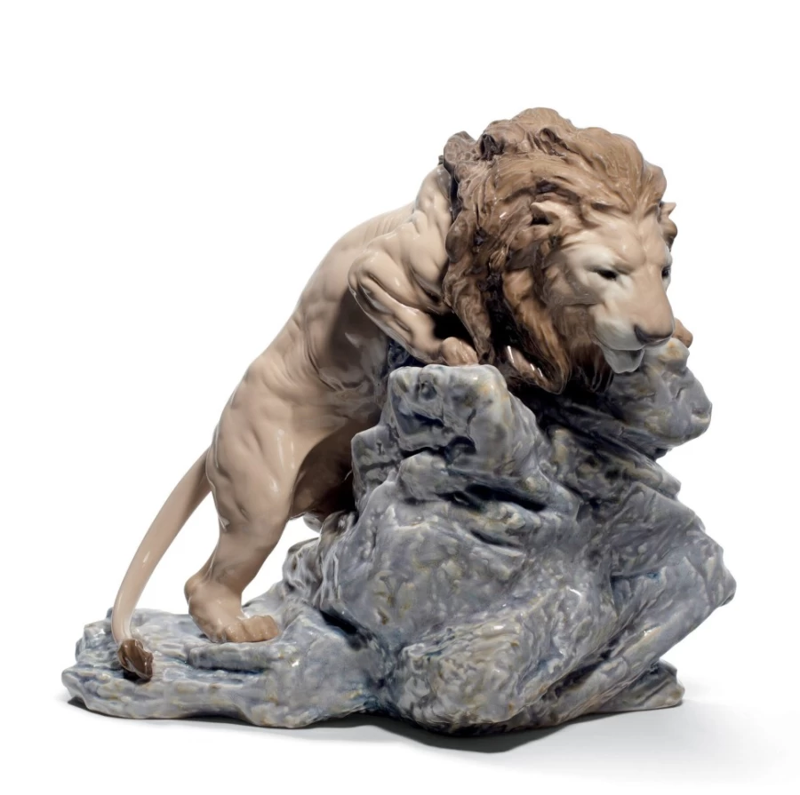 Lladró Lion Pouncing Figurine - Handcrafted Porcelain Sculpture for Home Decor
