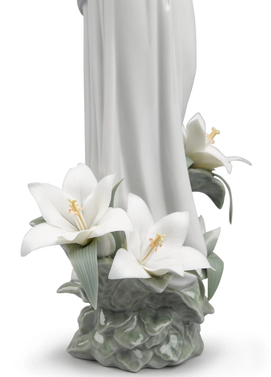 Lladró Madonna Of The Flowers Porcelain Figurine - Handcrafted Collectible Art Piece