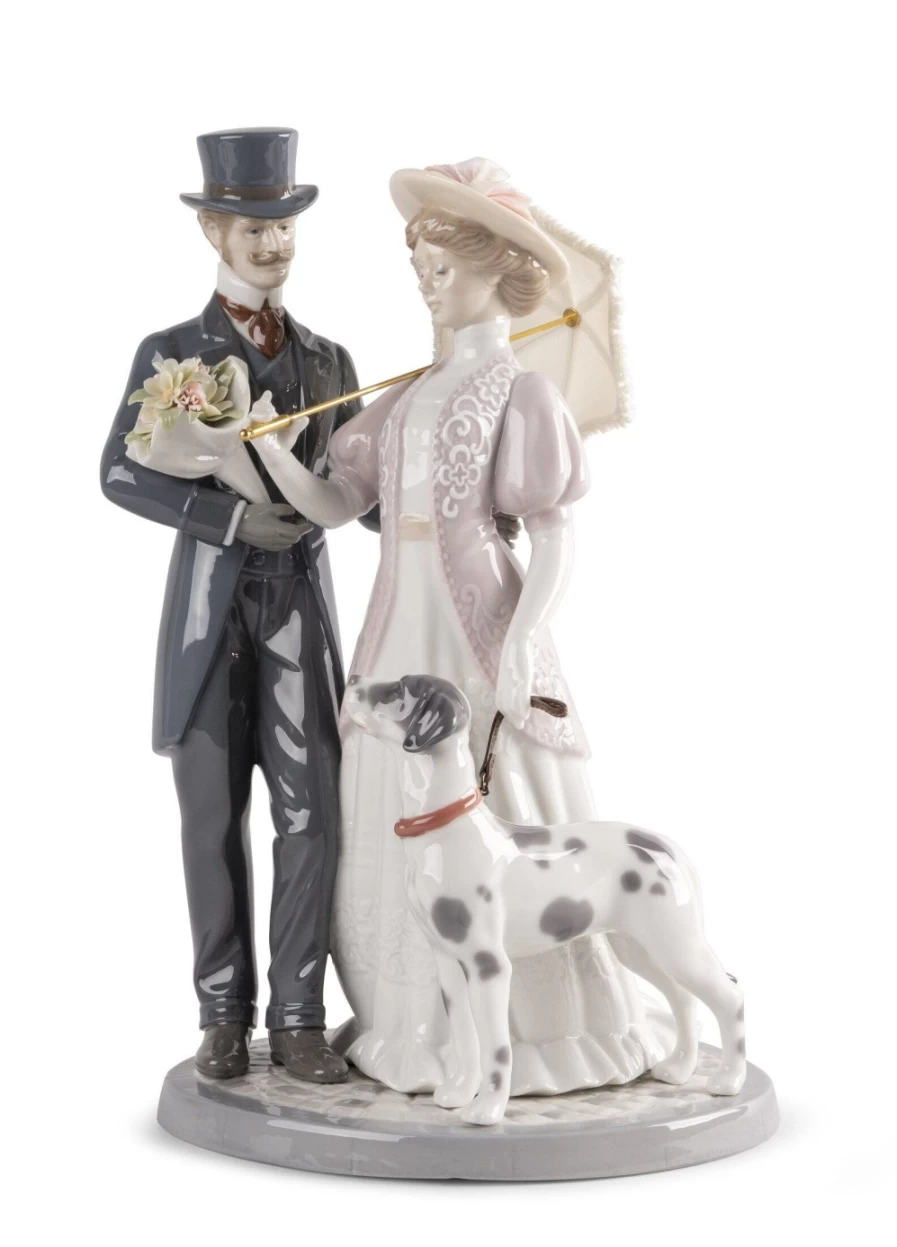"Lladró Romantic Stroll Porcelain Figurine – Elegant Collectible Statue"
