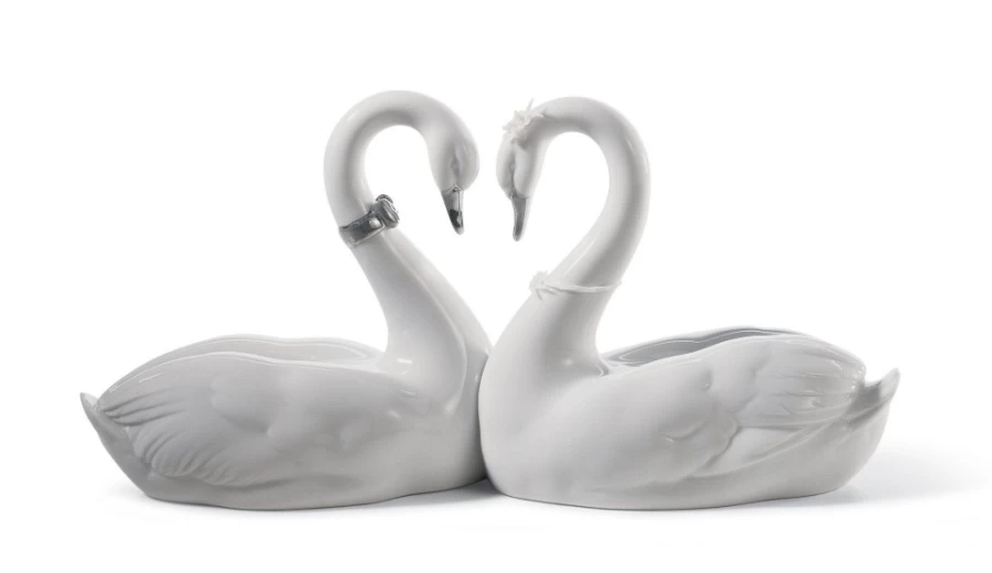 Lladró Silver Lustre Endless Love Swans Figurine - Elegant Porcelain Sculpture
