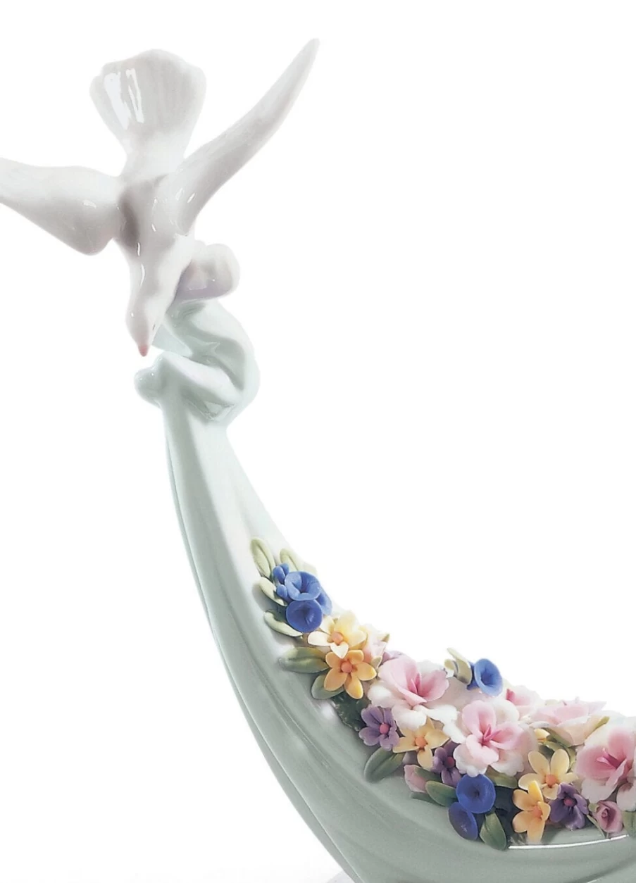 Lladró Petals of Peace Dove Figurine - Handcrafted Porcelain Collectible
