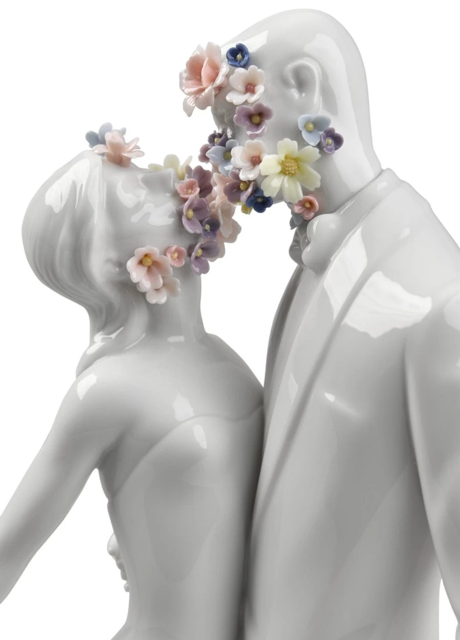 "Lladró Love I Couple Figurine - Romantic Porcelain Sculpture for Couples"