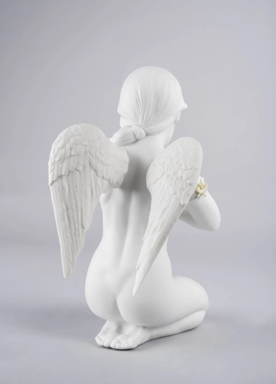 Lladró Heavenly Heart Angel Figurine - Handcrafted Porcelain Collectible Statue
