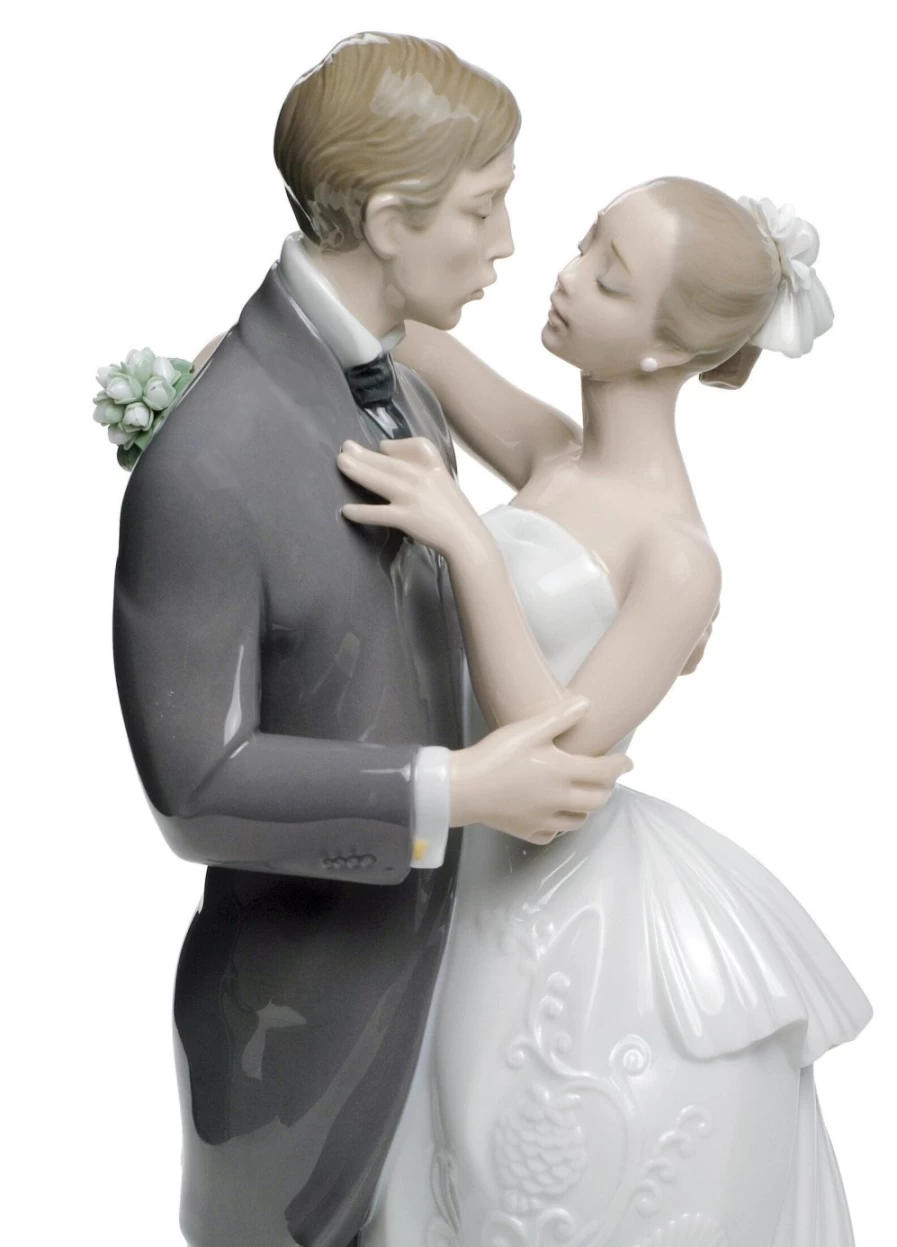 Lladró Romantic Lovers' Waltz Porcelain Couple Figurine - Handcrafted Collectible Gift
