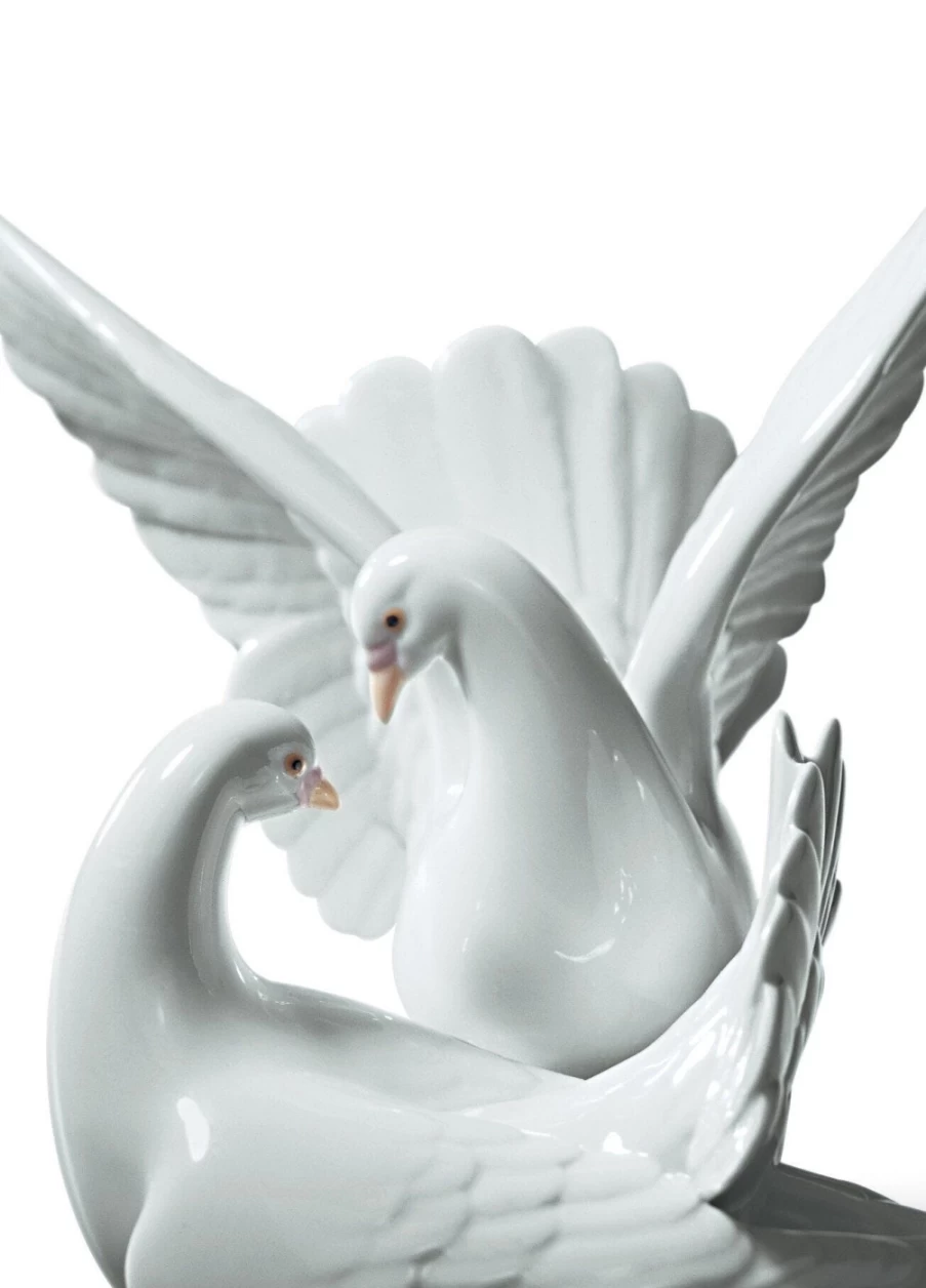 Lladró Love Nest Doves Figurine - Handcrafted Porcelain Sculpture for Romantic Decor