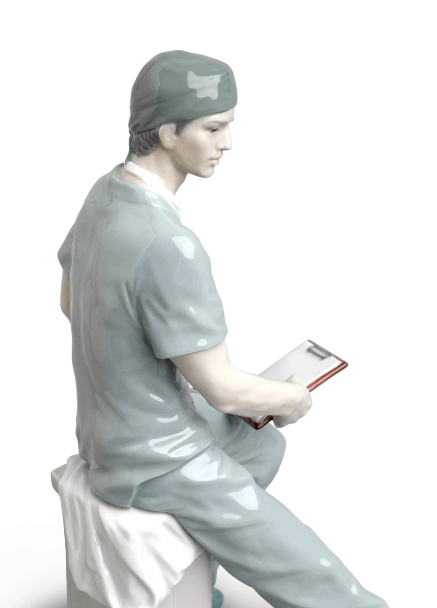 "Lladró Surgeon Figurine - Handcrafted Porcelain Surgeon Statue for Collectors"