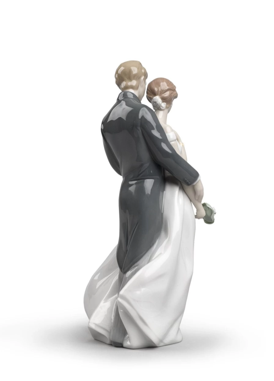 "Lladró Everlasting Love Romantic Couple Figurine - Elegant Porcelain Sculpture"