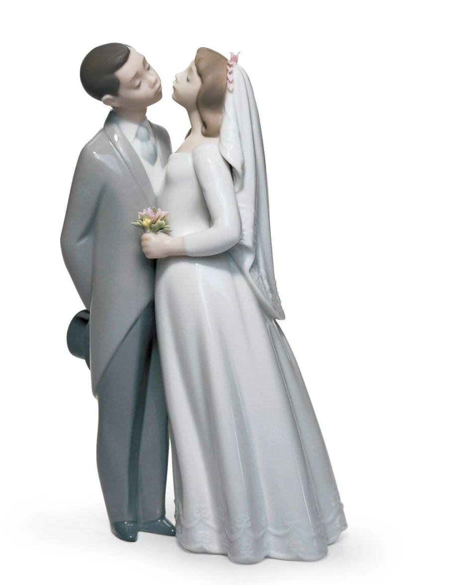 Lladró Romantic Couple Figurine - A Kiss To Remember Porcelain Statue
