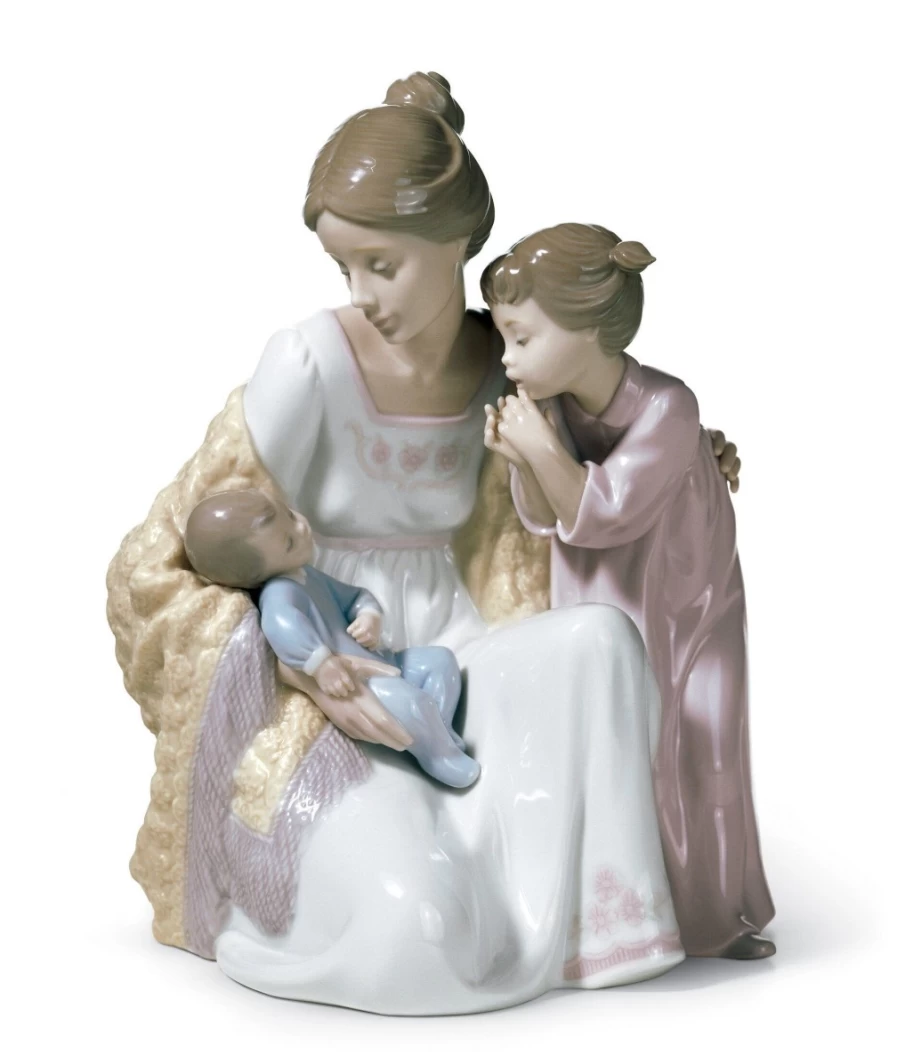 Lladró Welcome To The Family Porcelain Figurine – Elegant Collectible Sculpture