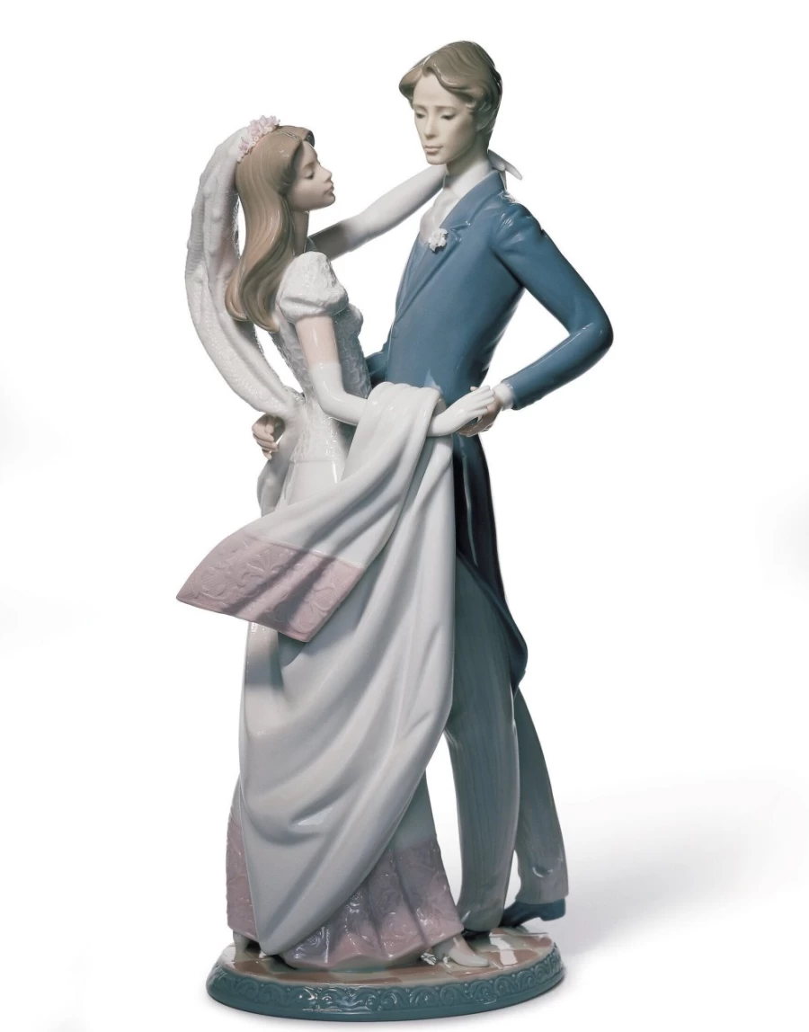 "Lladró Romantic 'I Love You Truly' Couple Figurine - Handcrafted Porcelain Love Statue"