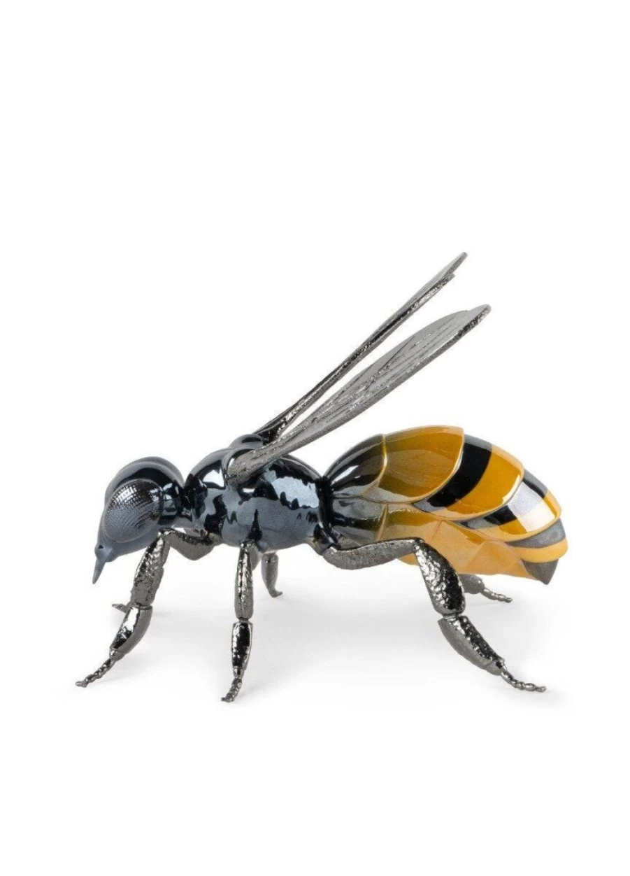 Lladró Exquisite Handcrafted Bee Sculpture – Porcelain Art Collectible