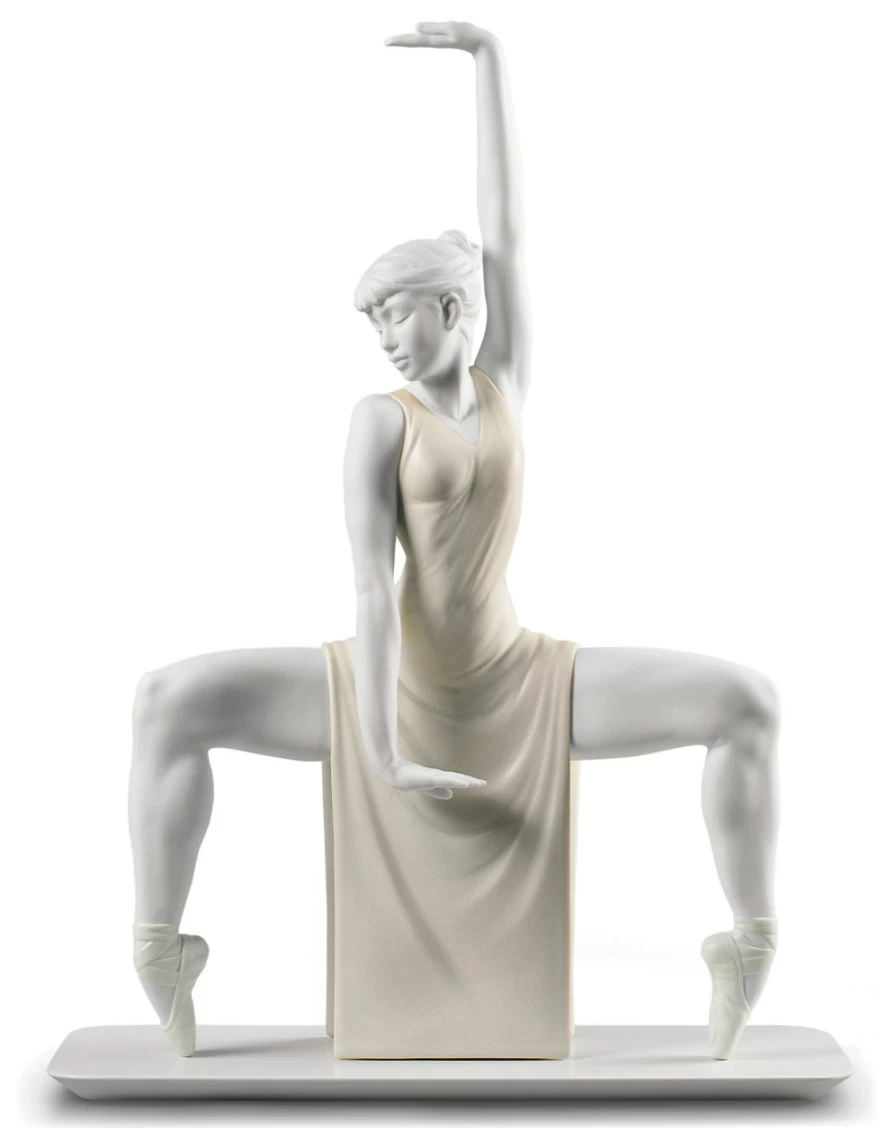 "Lladró Contemporary Dancer Woman Figurine - Elegant Porcelain Sculpture"