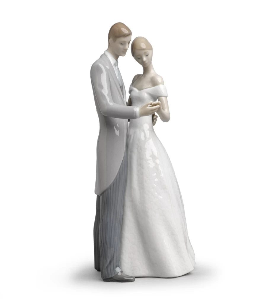 "Lladró Together Forever Romantic Couple Figurine - Elegant Porcelain Sculpture for Couples"
