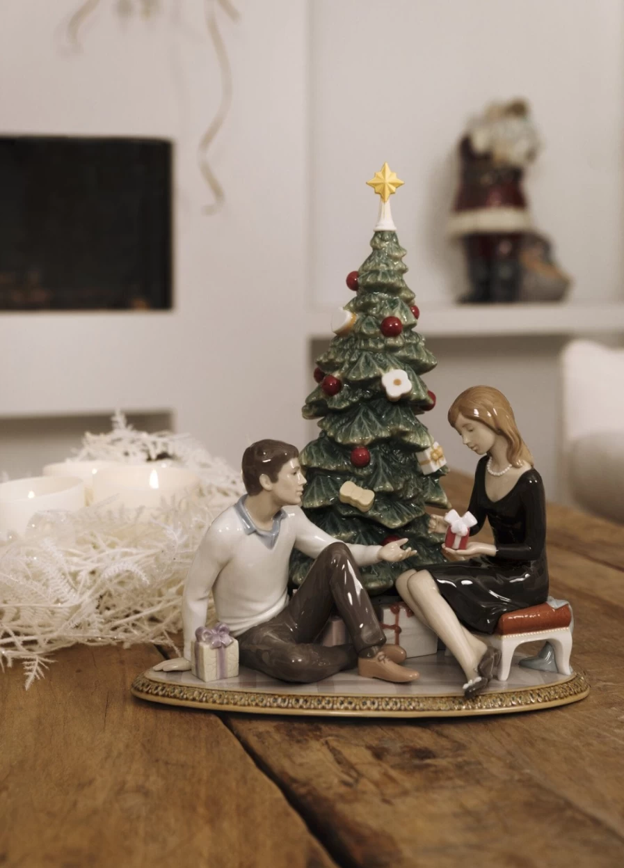 "Lladró Limited Edition Romantic Christmas Couple Figurine – Holiday Collectible"