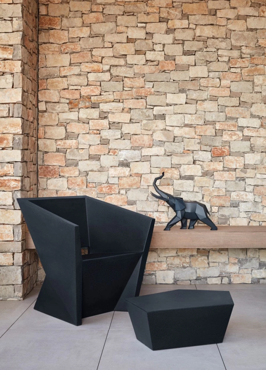 "Lladró Black Matte Elephant Sculpture – Handcrafted Porcelain Figurine"
