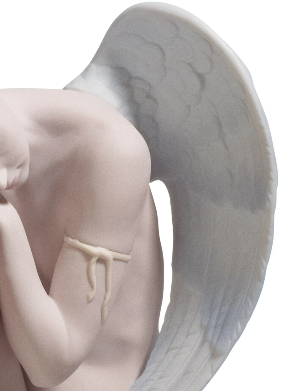 "Lladró Wonderful Angel Figurine - Exquisite Collectible Porcelain Statue"