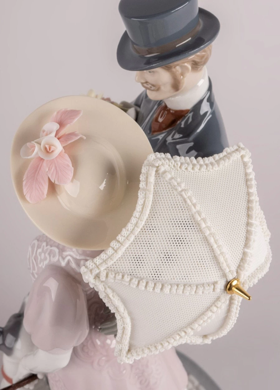 "Lladró Romantic Stroll Porcelain Figurine – Elegant Collectible Statue"