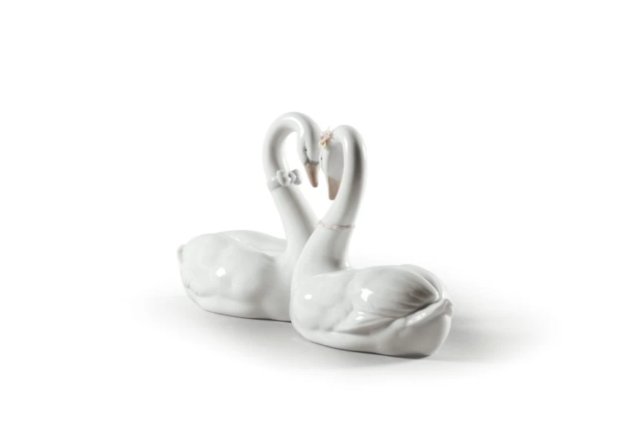 Lladró Endless Love Swans Figurine - Elegant Porcelain Sculpture for Romantic Decor